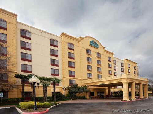 La Quinta Inn & Suites by Wyndham San Antonio Downtown, Забронировать Отель Отели Сан-Антонио с бассейном, рядом с Коммандерс Хаус Парк, Бассейн