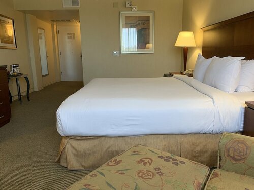Ontario Airport Hotel & Conference Center, Забронировать Отель Онтарио штат Калифорния