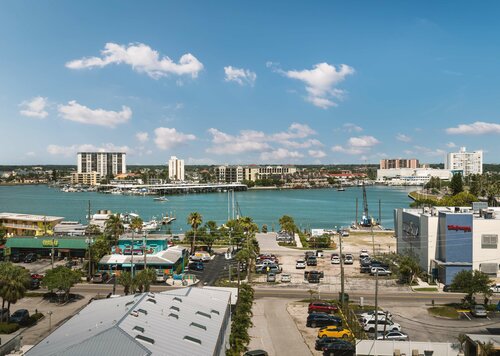 Hilton Clearwater Beach Resort & Spa, Забронировать Курортный отель Бизнес-отели Клируотер-Бич, рядом с Компания Clearwater Marine, 4* 5*