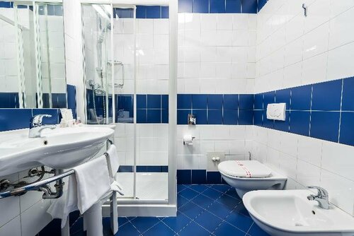 West Point Airport Hotel, Забронировать Отель Отели Доссобуоно с бассейном, Бассейн