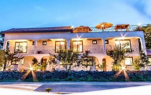 Dongbaek Dongsan Pension, Забронировать Отель Jocheon Чеджу