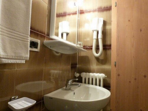 Alpen Village Hotel, Забронировать Отель Отели Сондрио с бассейном, Бассейн