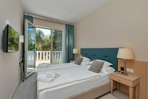 Aparthotel Flora, Réserver Hôtel Hôtels à Comitat de Split-Dalmatie avec parking, Parking
