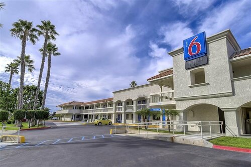 Motel 6-Carlsbad, CA Beach, Забронировать Мотель Карлсбад San Diego County, рядом с Poinsettia Park