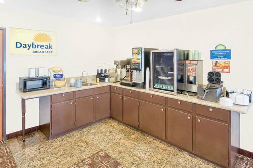 Days Inn & Suites by Wyndham Brinkley, Забронировать Отель Отели Бринкли с завтраком, Завтраки