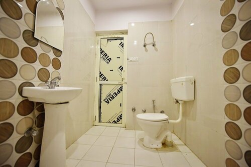 OYO 10566 Hotel Shanti Guest House, Забронировать Гостевой дом Отели Дхармсала с парковкой, Парковка