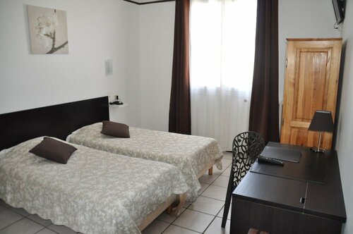 Hôtel Saint George, Book Hotel Hoteller i Rhône-Alps med parkering, Parkering