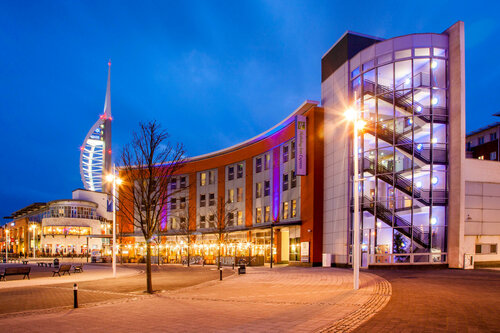 Holiday Inn Express Portsmouth Gunwharf Quays by IHG, Забронировать Отель Портсмут Хэмпшир, рядом с Pyramids Centre Portsmouth