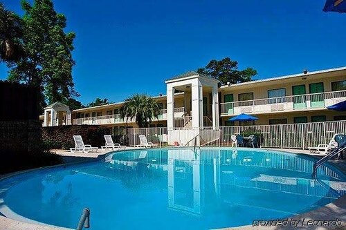 Motel 6-Tallahassee, FL - Downtown, Забронировать Мотель Отели Панхэндл Флориды с парковкой, Парковка
