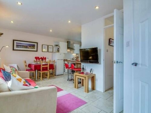 Modern apartment sleeps 6 Belfast city centre, Забронировать Апартаменты/квартира Отели Графства Антрим с парковкой, Парковка