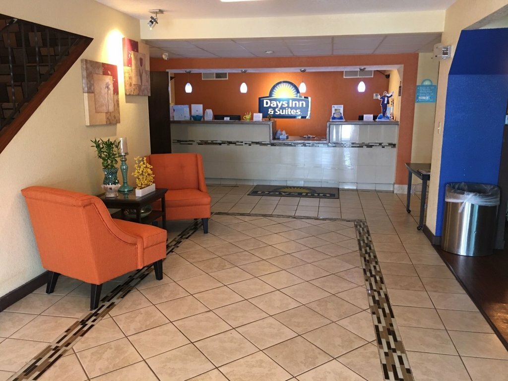 Days Inn And Suites by Wyndham Stevens Point