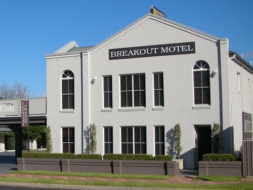 Breakout Motor Inn, Забронировать Мини-отель Отели Каура с парковкой, рядом с Lachlan Valley Railway Heritage Centre, Парковка
