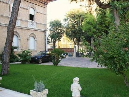 Hotel Chiaraluna, Забронировать Отель Отели Марок 4 звезды, 4*
