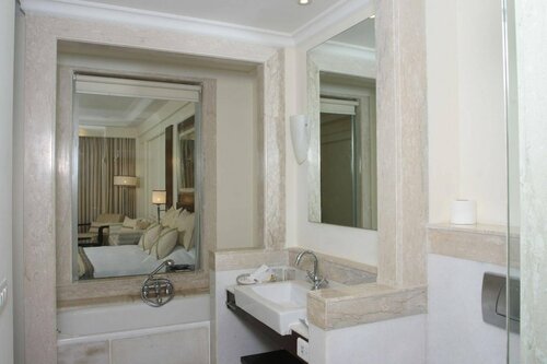 Dia Park Premier Hotel, Rezerwuj Hotel Hotele w Haryana z basenem, Basen