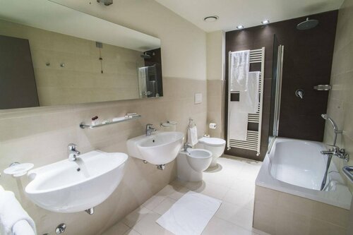 Hotel Mariet, Забронировать Отель Романо-ди-Ломбардия 