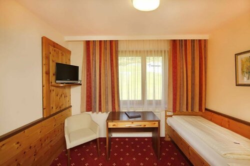 Tauernblick, Varaa Hotelli Hotellit Steiermark uima-altaalla, Uima-allas