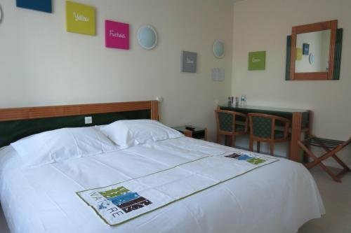 A l'Orée de la Forêt, Book Hotel  