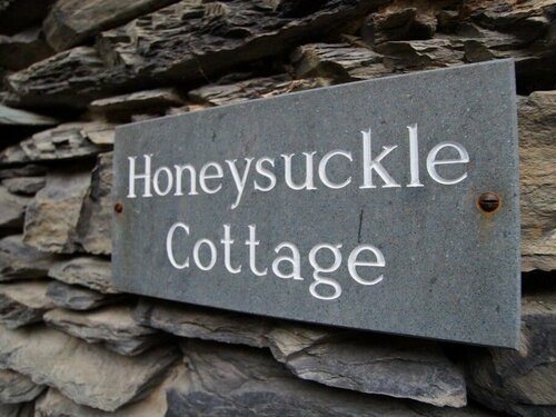 Honeysuckle Cottage, Book Feriehus Cumbria hoteller med parkering, Parkering