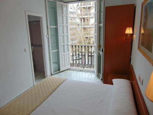 Hostal El Cairo, Забронировать Хостел Хостелы Севильи, рядом с Edificio Expo, Хостел