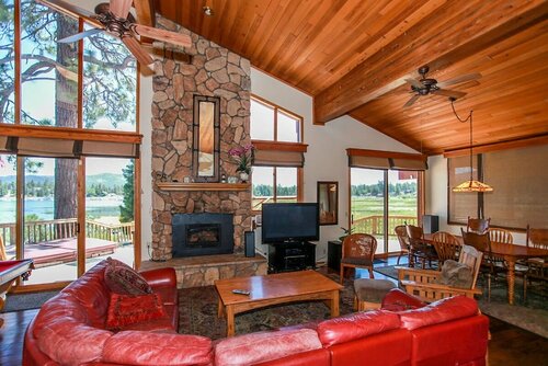 Lakeside Memories-1858 by Big Bear Vacations, Забронировать Отель Отели San Bernardino Mountains с парковкой, Парковка