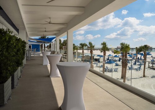 Hilton Clearwater Beach Resort & Spa, Забронировать Курортный отель Бизнес-отели Клируотер-Бич, рядом с Компания Clearwater Marine, 4* 5*