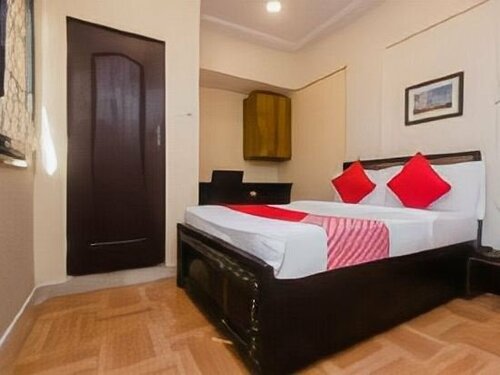 OYO 8373 Rigga Inn, Забронировать Отель Мумбай Mumbai Region, рядом с Star Bazaar