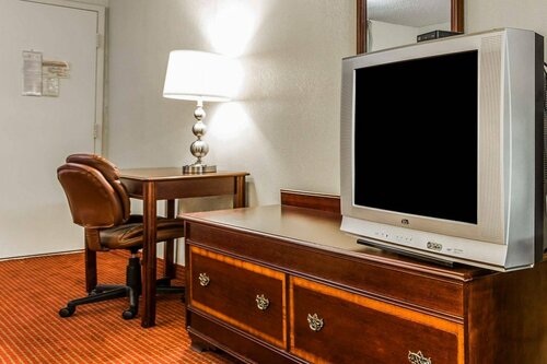Econo Lodge Inn & Suites Matthews - Charlotte, Забронировать Мини-отель Мэттьюс Северная Каролина