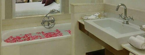 Dia Park Premier Hotel, Rezerwuj Hotel Hotele w Haryana z basenem, Basen