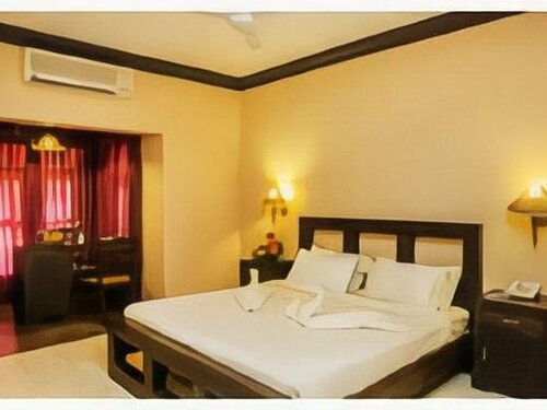 Treebo Premium Travancore Palace Cherthala, Varaa Hotelli Hotellit New Delhi uima-altaalla, Uima-allas