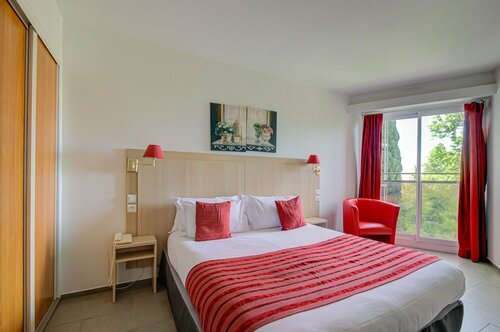 Hotel les Névons, Book Hotel Hoteller i Rhône-Alps med parkering, Parkering
