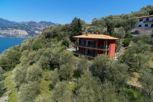 Villa with pool and beautiful lake view, Забронировать Вилла Коттеджи Венето, Коттедж