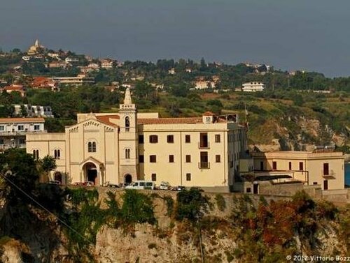B&B Residenza Cardinale, Забронировать Отель «постель и завтрак» Отели Тропеа с парковкой, рядом с Церковь Санта-Мария-дель-Изола, Парковка