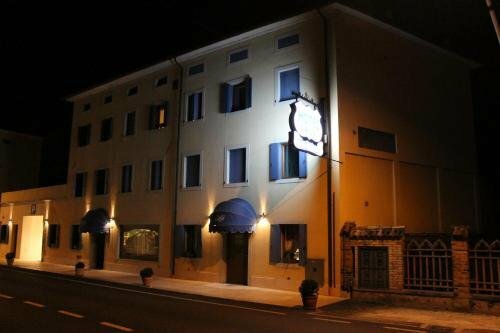 Hotel Calvi-Ristorante Mainor, Забронировать Отель Витторио-Венето Венето