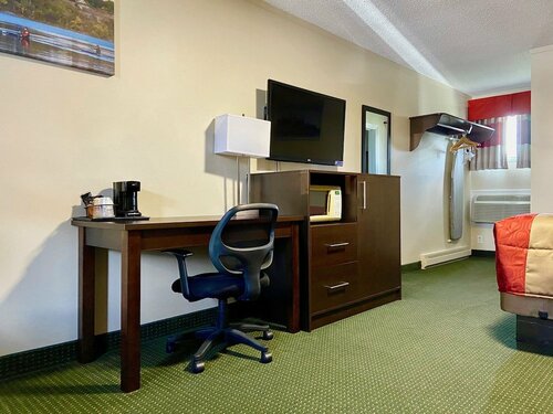 Colonial House Motor Inn, Rezerwuj Hotel Hotele w Ontario z basenem, Basen