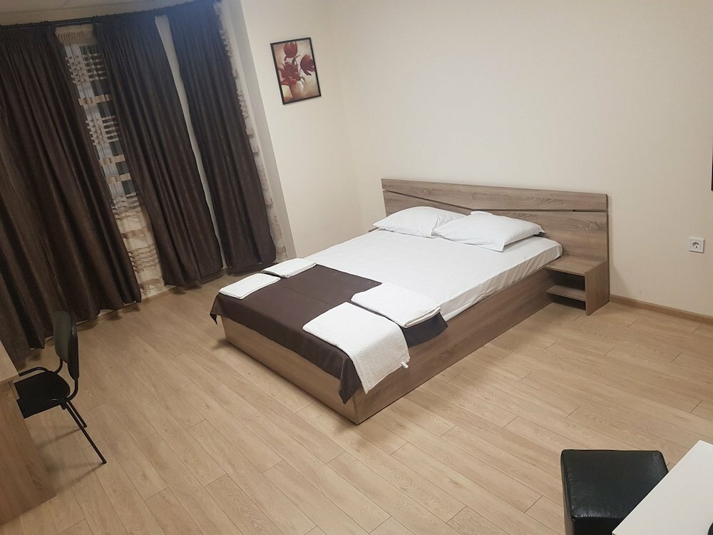 Twain Apart & Rooms