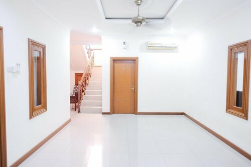 Wisma Delapan RedPartner, Book Hotel Hotels in Jakarta Province with Parking, Parking