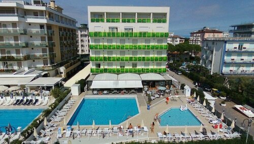 Hotel Bristol, Забронировать Отель Отели Лидо ди Езоло с бассейном, рядом с Аквапарк Акваландия, Бассейн