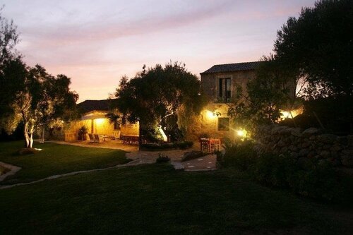 Lu Pastruccialeddu, Забронировать Отель Арцакена Изумрудный берег, рядом с Giants Tombs Coddu Vecchiu