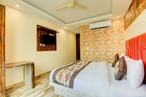 Hotel Premium Suites Near Delhi Airport, Забронировать Отель Отели Махипалпур с бассейном, Бассейн