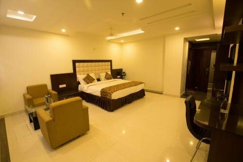 Hotel Grand Meridian, Забронировать Отель Мурвара штат Мадхья-Прадеш