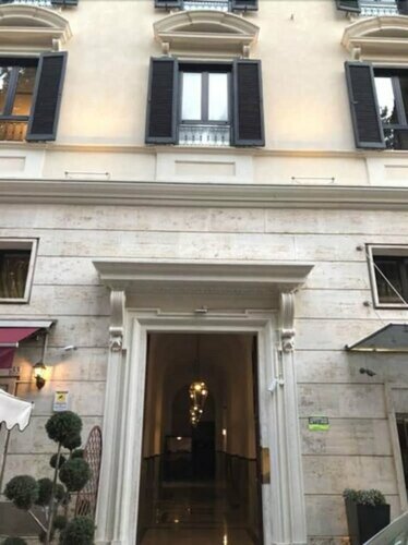 Aurora Luxury Suites, Забронировать Отель Отели Рима с парковкой, рядом с Колонна Марка Аврелия, Парковка