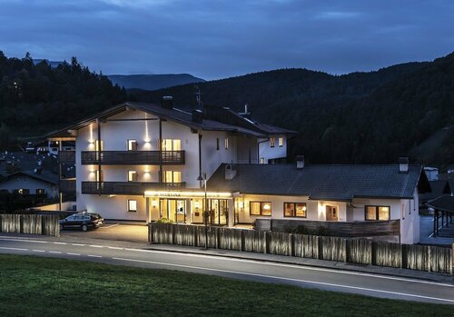 Martina Breakfast Lodge, Забронировать Отель Кастельротто Альпе-ди-Сьюзи