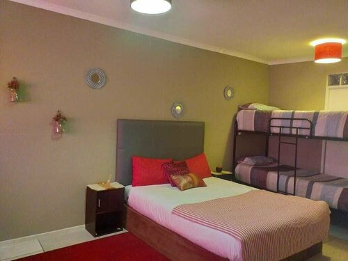 Mauya Guesthouse, Забронировать Гостевой дом Куилсривьер Северный пригород Кейптауна