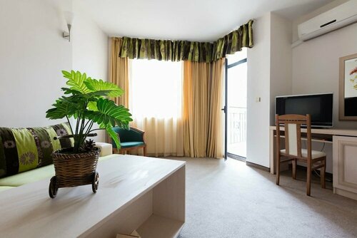 Two Bedroom Apartment with Kitchen & Balcony, Забронировать Апартаменты/квартира Отели региона Солнечного берега с парковкой, Парковка