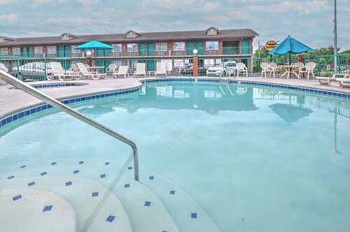 Mountain Aire Inn Sevierville - Pigeon Forge, Забронировать Мини-отель Севьервилл Great Smoky Mountains National Park, рядом с Курган Макмахан