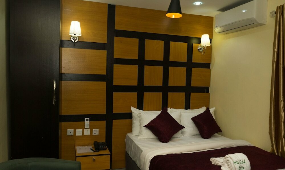 Iris Gold Suite