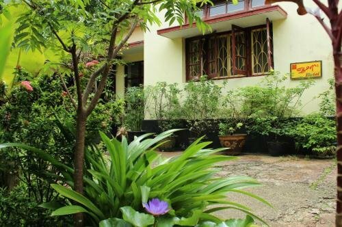 Alamanda Inn, Boutique Hotel and French Restaurant, Забронировать Бутик-отель Бахан Янгон, рядом с Central Bank of Myanmar