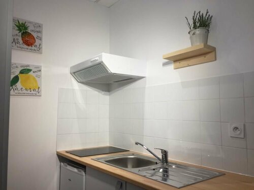 PARIS par trains, AREA, Studios avec salle de bain et kitchenette Privées, OU, chambres avec salles bain et cuisines communes, Забронировать Отель Персан Oise