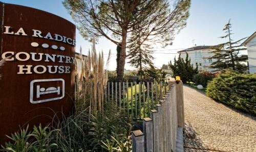 Hotel Country House La Radice, Забронировать Отель Чивитанова-Марке 