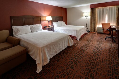 Hampton Inn Manhattan, Забронировать Отель Манхеттен Канзас, рядом с Научно-развлекательный центр Флинт-Хиллс